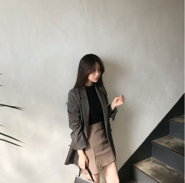 Vintage-Style Long Sleeve Outerwear with a Simple Design